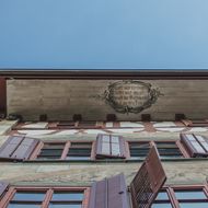 Bemalte Hausfassade in Luzerns Altstadt mit kunstvollen, historischen Motiven.